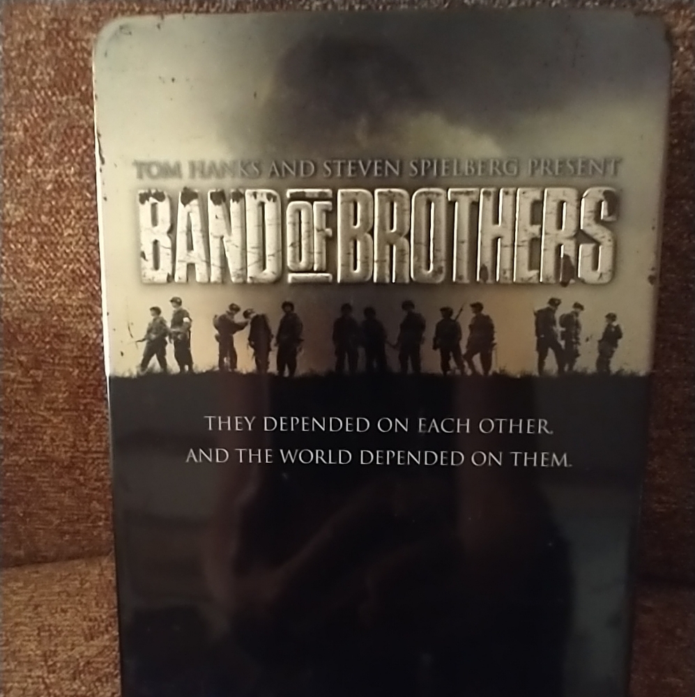 Band of Brothers tin set 5 DVDs plus bonus features.‎